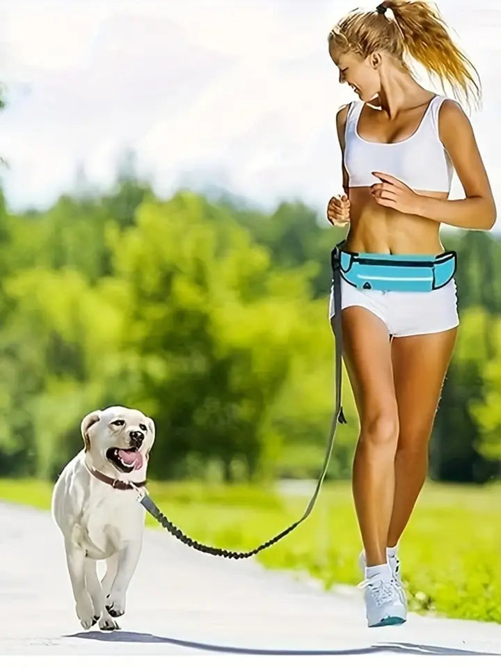 Mujer corriendo con su perro usando la correa manos libres Kanina